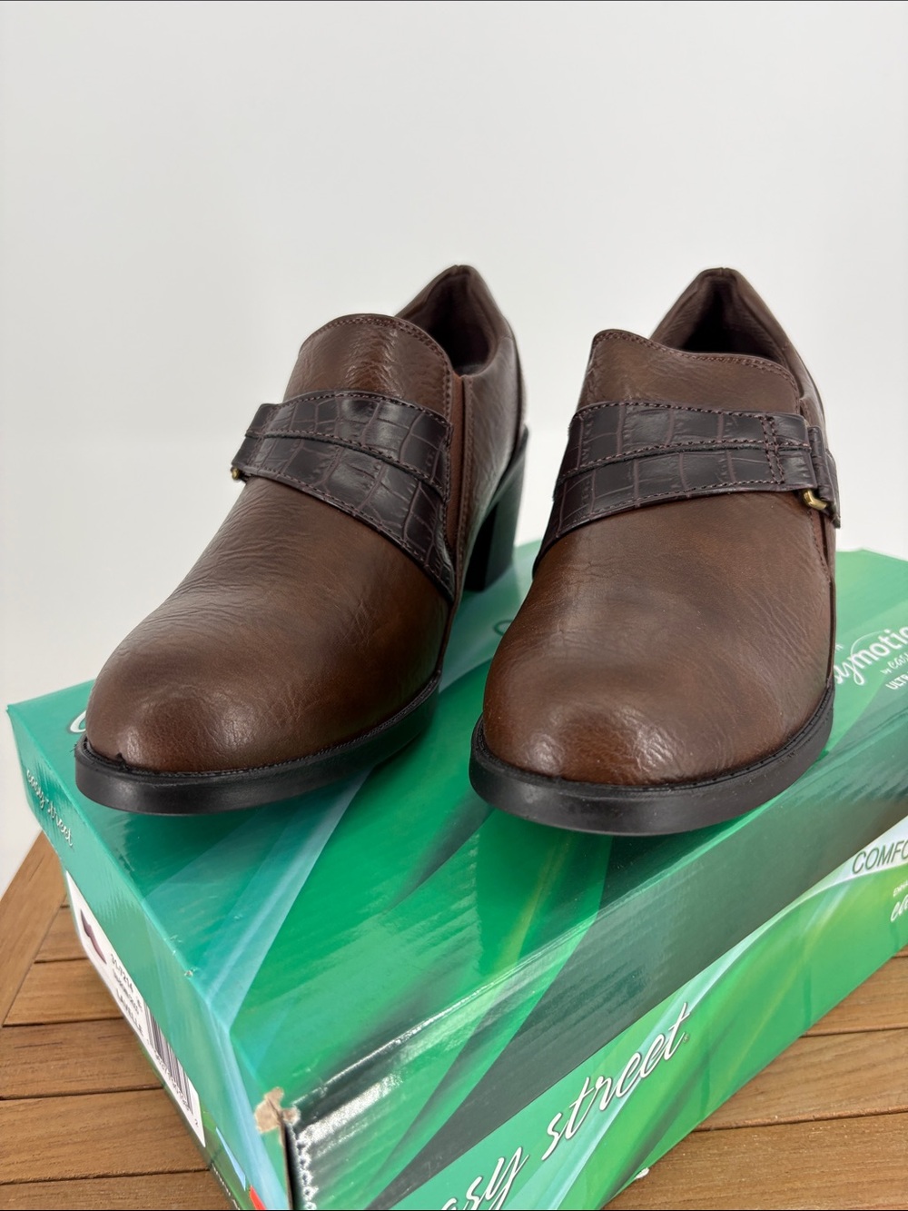 New Easy Street Women’s brown Leather Slip-On Dress Shoes size 7W - Picture 6 of 7